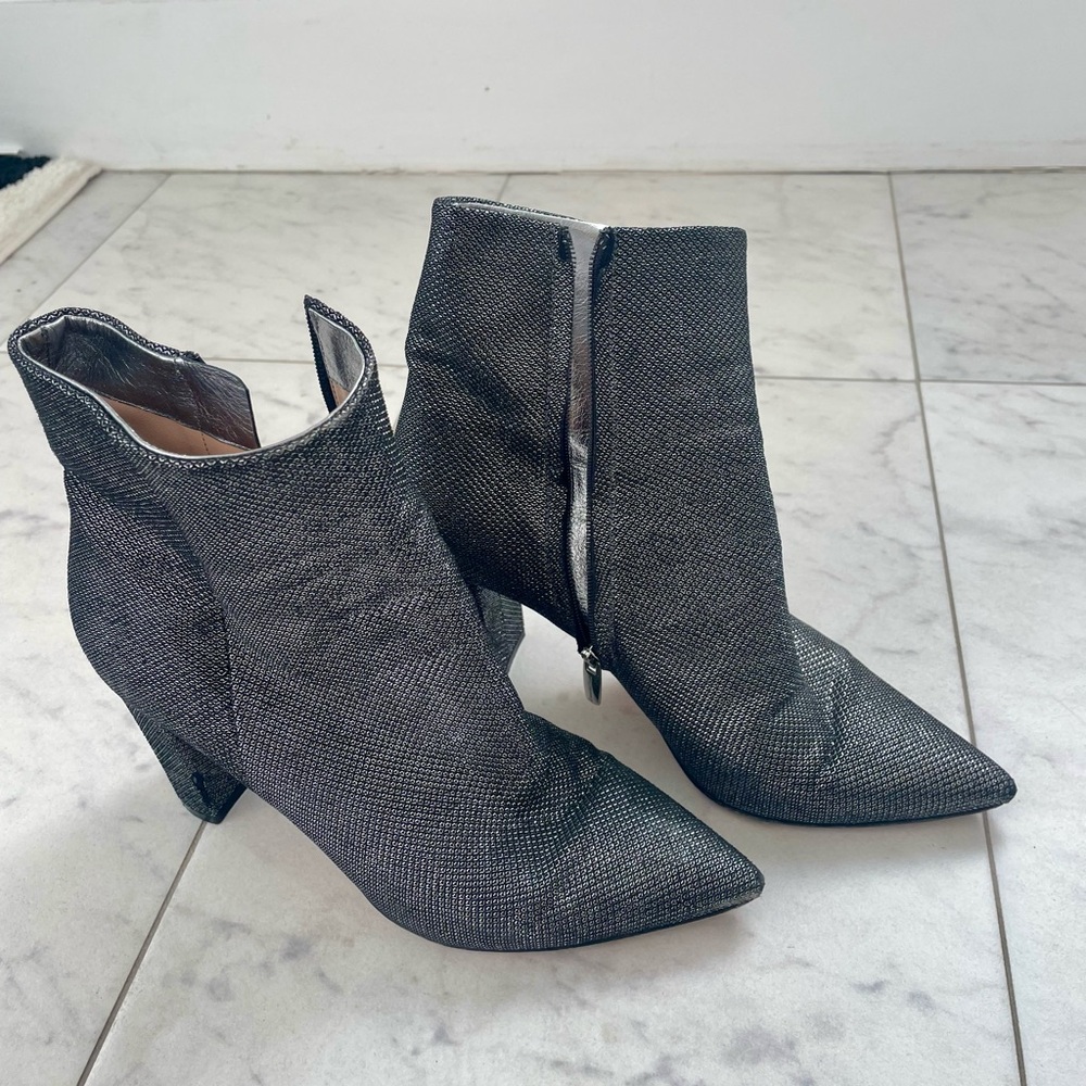 Gianvito Rossi Pointed Toe Ankle Boots in Charcoal Metallic, Size 39